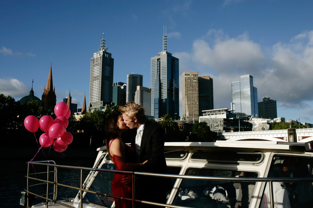 couple kissing