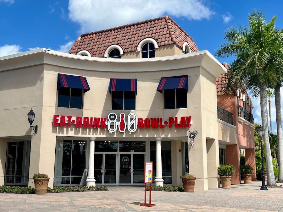 Ouside of building 810 Billiards and Bowling, New Southwest Florida Bowling Lanes In Estero