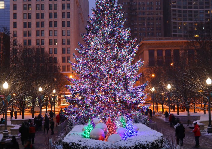 Chicago downtown cityscape with decorated Christmas tree glowing in the dark. Twilight winter view. Illinois, Midwest USA. Urban architecture and big city life background. Nonstop Flight From Fort Myers To Chicago