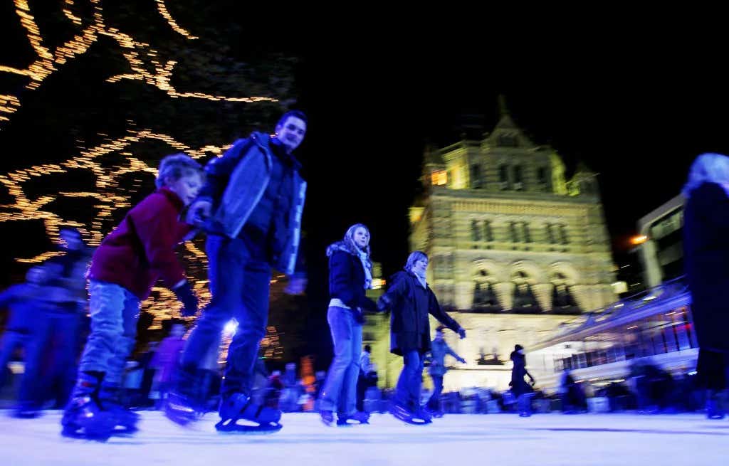 There's An Outdoor Frozen Ice Skating Rink At A Hotel In Florida