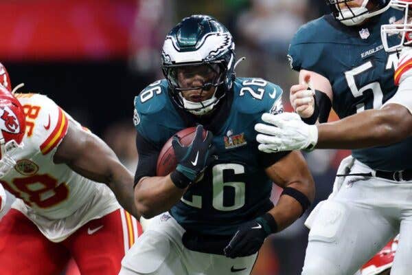 NEW ORLEANS, LOUISIANA - FEBRUARY 09: Saquon Barkley #26 of the Philadelphia Eagles runs the ball in the fourth quarter against the Kansas City Chiefs during Super Bowl LIX at Caesars Superdome on February 09, 2025 in New Orleans, Louisiana.